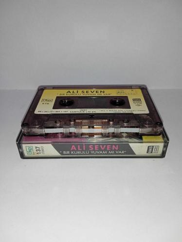 Kaset Ali Seven bir kurulu yuvam mı var Albümü. Orijinal. 1989 dönem Kağıt Baskı. Sorunsuz çalışıyor.