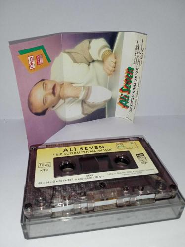 Kaset Ali Seven bir kurulu yuvam mı var Albümü. Orijinal. 1989 dönem Kağıt Baskı. Sorunsuz çalışıyor.