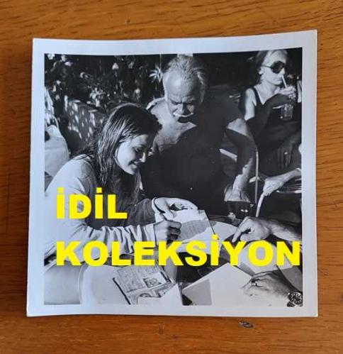 OYUNCU ve SES SANATÇISI SERPİL ÖRÜMCER'İN ORİJİNAL FOTOĞRAFI - 12 x 12 cm EBADINDA - SERPİL ÖRÜMCER, YILDIRIM NİKAHI İÇİN HAZIRLANAN KAĞIDI İMZALARKEN ÇEKİLMİŞ BİR KARE