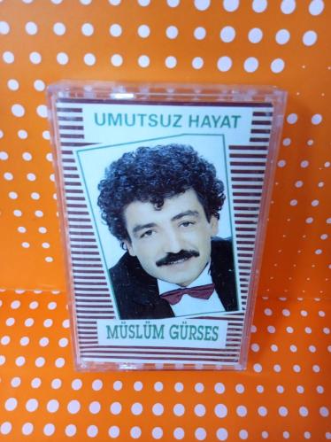 MÜSLÜM GÜRSES* UMUTSUZ HAYAT  / KASET  VE KARTONET TEMİZ VE YENİDİR sadece kartonet icinde kücük yazı mevcuttur. ilgili fotoğrafa bakınız