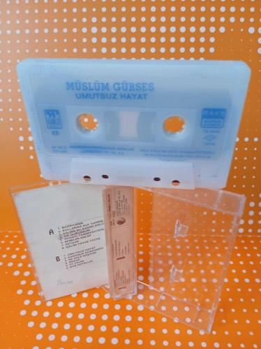 MÜSLÜM GÜRSES* UMUTSUZ HAYAT  / KASET  VE KARTONET TEMİZ VE YENİDİR sadece kartonet icinde kücük yazı mevcuttur. ilgili fotoğrafa bakınız