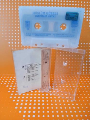 MÜSLÜM GÜRSES* UMUTSUZ HAYAT  / KASET  VE KARTONET TEMİZ VE YENİDİR sadece kartonet icinde kücük yazı mevcuttur. ilgili fotoğrafa bakınız