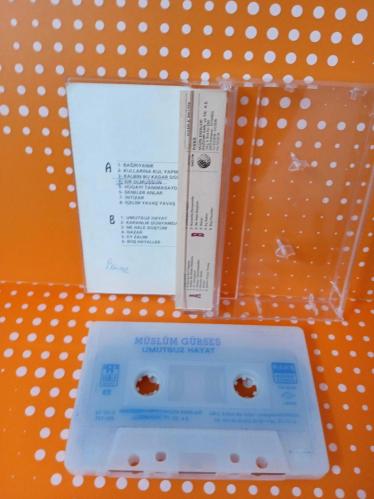 MÜSLÜM GÜRSES* UMUTSUZ HAYAT  / KASET  VE KARTONET TEMİZ VE YENİDİR sadece kartonet icinde kücük yazı mevcuttur. ilgili fotoğrafa bakınız