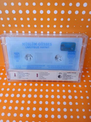 MÜSLÜM GÜRSES* UMUTSUZ HAYAT  / KASET  VE KARTONET TEMİZ VE YENİDİR sadece kartonet icinde kücük yazı mevcuttur. ilgili fotoğrafa bakınız