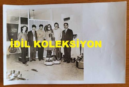 OYUNCU ve SES SANATÇISI SERPİL ÖRÜMCER'İN ORİJİNAL AJANS-BASIN FOTOĞRAFI - 18 x 12 cm EBADINDA - SERPİL ÖRÜMCER, ŞARKICI BERKANT'LA BİRLİKTE POZ VERİRKEN ÇEKİLMİŞ BİR KARE