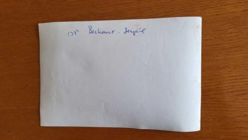 OYUNCU ve SES SANATÇISI SERPİL ÖRÜMCER'İN ORİJİNAL AJANS-BASIN FOTOĞRAFI - 18 x 12 cm EBADINDA - SERPİL ÖRÜMCER, ŞARKICI BERKANT'LA BİRLİKTE POZ VERİRKEN ÇEKİLMİŞ BİR KARE