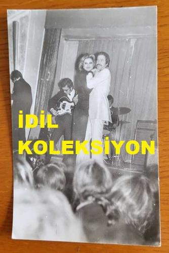 OYUNCU ve SES SANATÇISI SERPİL ÖRÜMCER'İN ORİJİNAL FOTOĞRAFI - 14 x 9 cm EBADINDA - SERPİL ÖRÜMCER, ŞARKICI BERKANT'LA BİRLİKTE SAHNEDE DANS EDERKEN ÇEKİLMİŞ BİR KARE