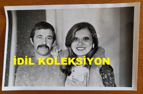 OYUNCU ve SES SANATÇISI SERPİL ÖRÜMCER'İN ORİJİNAL FOTOĞRAFI - 18 x 12 cm EBADINDA - SERPİL ÖRÜMCER, ŞARKICI BERKANT'LA BİRLİKTE GÜLÜMSEYEREK HATIRA POZU VERİRKEN ÇEKİLMİŞ BİR KARE