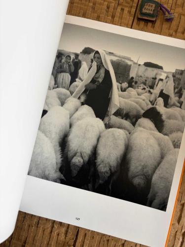 Yıldız Moran: Zamansız fotoğraflar = Timeless photographs [Sergi kataloğu]. Edit: Begüm Akkoyunlu Ersöz, Tania Bahar