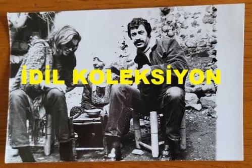 OYUNCU ve SES SANATÇISI SERPİL ÖRÜMCER'İN ORİJİNAL FOTOĞRAFI - 14 x 9 cm EBADINDA - SERPİL ÖRÜMCER, ŞARKICI BERKANT'LA BİRLİKTE HAYRİYE BACI'YA FAL BAKTIRIRKEN ÇEKİLMİŞ BİR KARE