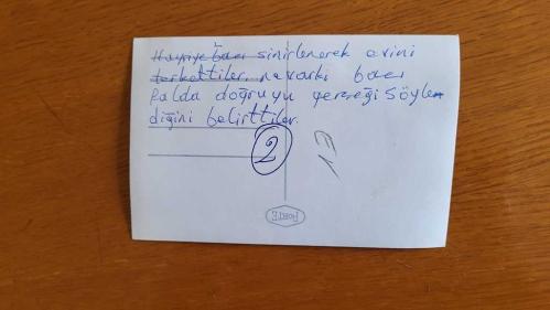 OYUNCU ve SES SANATÇISI SERPİL ÖRÜMCER'İN ORİJİNAL FOTOĞRAFI - 14 x 9 cm EBADINDA - SERPİL ÖRÜMCER, ŞARKICI BERKANT'LA BİRLİKTE HAYRİYE BACI'YA FAL BAKTIRIRKEN ÇEKİLMİŞ BİR KARE