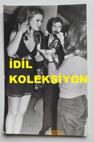 OYUNCU ve SES SANATÇISI SERPİL ÖRÜMCER'İN ORİJİNAL FOTOĞRAFI - 14 x 9 cm EBADINDA - SERPİL ÖRÜMCER, ŞARKICI BERKANT'LA BİRLİKTE PASTA YERKEN ÇEKİLMİŞ BİR KARE