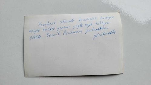 OYUNCU ve SES SANATÇISI SERPİL ÖRÜMCER'İN ORİJİNAL FOTOĞRAFI - 14 x 9 cm EBADINDA - SERPİL ÖRÜMCER, EŞİ ŞARKICI BERKANT'LA BİRLİKTE YAĞLI BOYA RESMİNİ YAPAN RESSAM TARAFINDAN VERİLEN HEDİYEYİ BERKANT'LA BİRLİKTE SAHNEDE ALIRKEN ÇEKİLMİŞ BİR KARE
