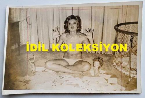 OYUNCU ve SES SANATÇISI SERPİL ÖRÜMCER'İN ORİJİNAL AJANS-BASIN FOTOĞRAFI - 18 x 12 cm EBADINDA - SERPİL ÖRÜMCER, BİKİNİLİ OLARAK YERE OTURUP POZ VERİRKEN ÇEKİLMİŞ BİR KARE
