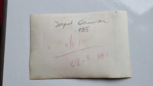 OYUNCU ve SES SANATÇISI SERPİL ÖRÜMCER'İN ORİJİNAL AJANS-BASIN FOTOĞRAFI - 18 x 12 cm EBADINDA - SERPİL ÖRÜMCER, BİKİNİLİ OLARAK YERE OTURUP POZ VERİRKEN ÇEKİLMİŞ BİR KARE