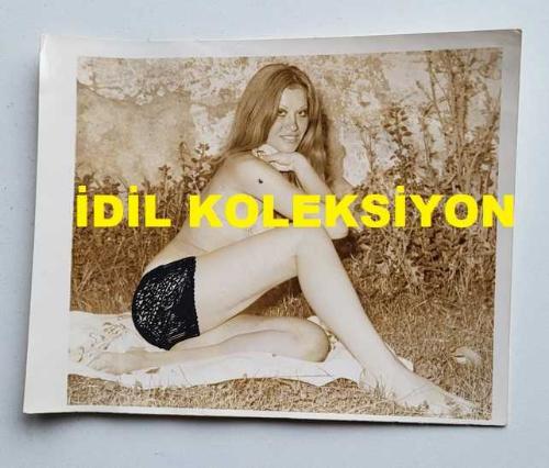 OYUNCU ve SES SANATÇISI SERPİL ÖRÜMCER'İN ORİJİNAL AJANS-BASIN FOTOĞRAFI - 15 x 12 cm EBADINDA - SERPİL ÖRÜMCER, BİKİNİLİ OLARAK ÇİMLERE OTURUP GÜLÜMSEYEREK POZ VERİRKEN ÇEKİLMİŞ BİR KARE (KALÇA BÖLGESİ SİYAH TÜKENMEZ KALEMLE KARALANMIŞ)