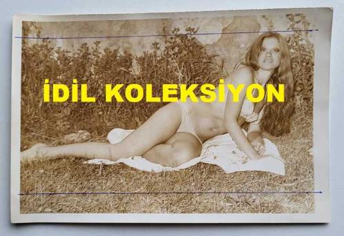 OYUNCU ve SES SANATÇISI SERPİL ÖRÜMCER'İN ORİJİNAL AJANS-BASIN FOTOĞRAFI - 18 x 12 cm EBADINDA - SERPİL ÖRÜMCER, BİKİNİLİ OLARAK ÇİMLERE OTURUP POZ VERİRKEN ÇEKİLMİŞ BİR KARE