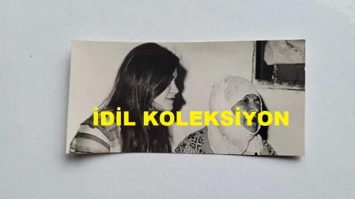 OYUNCU ve SES SANATÇISI SERPİL ÖRÜMCER'İN ORİJİNAL FOTOĞRAFI - 10 x 5 cm EBADINDA