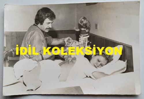 ŞARKICI BERKANT & OYUNCU ve SES SANATÇISI SERPİL ÖRÜMCER'İN ORİJİNAL FOTOĞRAFI - 18 x 12 cm EBADINDA - ŞARKICI BERKANT, SERPİL ÖRÜMCER'İN SIRTINA BARDAK ÇEKERKEN ÇEKİLMİŞ BİR KARE