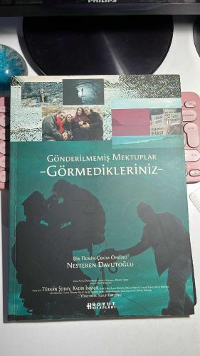 GÖNDERİLMEMİŞ MEKTUPLAR - GÖRMEDİKLERİNİZ - BİR FİLMİN ÇEKİM ÖYKÜSÜ - NESTEREN DAVUTOĞLU - BOYUT KİTAPLARI 2002 - YUSUF KURÇENLİ - TÜRKAN ŞORAY - KADİR İNANIR - DİKKAT EK OLARAK FİLMİN SUNUM DOSYASI DA VAR... AYRICA DOSYANIN İÇİNDE YARIM BOY BİR AFİŞİ VAR...TOPLAMDA BİR DEV BOY KİTAP BİR KLASÖR VE BİR AFİŞ VAR... FOTOĞRAFLARA İYİ BAKALIM...