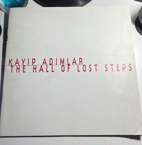 KAYIP ADIMLAR - THE HALL OF LOST STEPS - FOTOĞRAF SEGİSİ KATALOĞU - BORUSAN KÜLTÜR VE SANAT 2002 - ROSA MARTINEZ - CRISTINA GARCIA RODERO - NESTOR TORRENS - EULALIA VALLDOSERA - SANTIAGO SIERRA - PILAR ALBARRACIN