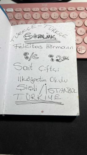 ORTAÖĞRETİM ÖRNEKLİ AÇIKLAMALI TÜRKÇE SÖZLÜK - ALİYAR KARACA AHMET KAPULU - KOZA YAYIN DAĞITIM 2001 - DİKKAT ÖN SAYFADA İSİM OKUL VS YAZILI.... HALİYLE...