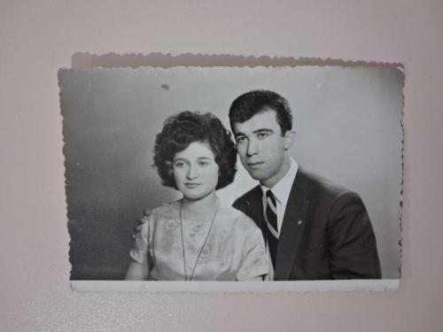 ÖZLER FOTOĞRAF STÜDYOSU / 1970'ler bir çift, Siyah Beyaz Fotoğraf  - 12.5/8.5 cm.