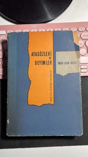 ATASÖZLERİ VE DEYİMLER - ÖMER ASIM AKSOY - TÜRK DİL KURUMU YAYINLARI 1965 - DİKKAT ÖN KAPAK ÜSTTE EKSİK VAR HALİYLE... FOTOĞRAFLARA BAKALIM...