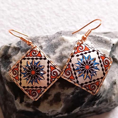 Bakır Küpe , Kendi tasarımımızdır. Seçtiğiniz modeli mesajla bildiriniz. Satış 1 çift küpe içindir. Üzeri gümüşlüdür.