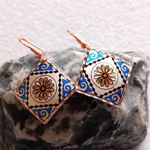 Bakır Küpe , Kendi tasarımımızdır. Seçtiğiniz modeli mesajla bildiriniz. Satış 1 çift küpe içindir. Üzeri gümüşlüdür.