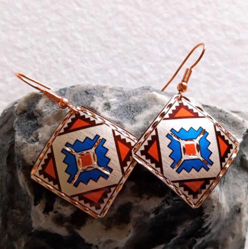Bakır Küpe , Kendi tasarımımızdır. Seçtiğiniz modeli mesajla bildiriniz. Satış 1 çift küpe içindir. Üzeri gümüşlüdür.