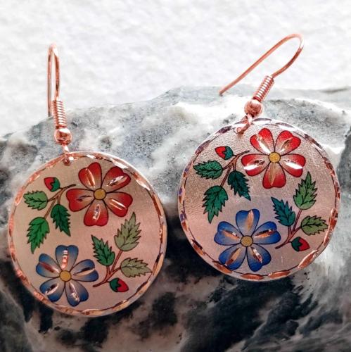 Bakır Küpe , Kendi tasarımımızdır. Seçtiğiniz modeli mesajla bildiriniz. Satış 1 çift küpe içindir. Üzeri gümüşlüdür.