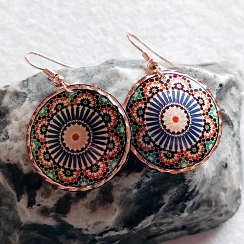 Bakır Küpe , Kendi tasarımımızdır. Seçtiğiniz modeli mesajla bildiriniz. Satış 1 çift küpe içindir. Üzeri gümüşlüdür.