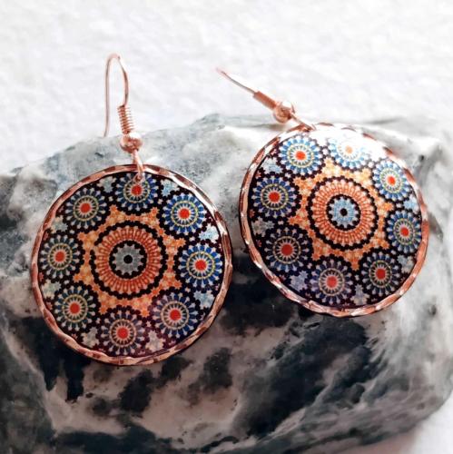 Bakır Küpe , Kendi tasarımımızdır. Seçtiğiniz modeli mesajla bildiriniz. Satış 1 çift küpe içindir. Üzeri gümüşlüdür.