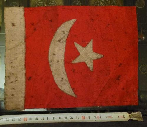 LOT.16 » DAĞILAN KOLEKSİYONDAN MÜHÜRLÜ GÖĞÜS CEBİ BAYRAĞI. EL DİKİMİ GAYRI NİZAMİ. NADİR.