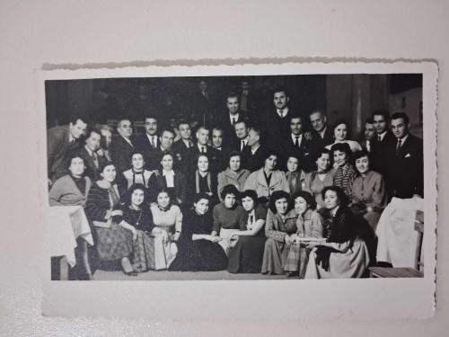 1960'lar ve Öncesi Dönem: 'Bir -gösteri / konser / oyundan- sonra toplu halde'' '', Siyah Beyaz  Fotoğraf'' - 13/8.5cm.
