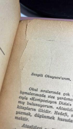 ÖRNEK KOMPOZİSYONLAR HALİNDE ATASÖZLERİ VE ÖZDEYİŞLERİN AÇIKLAMALARI - SABAHAT EMİR - ÇEŞİTLİ KONULARDA ATATÜRK'TEN SEÇME ÖZDEYİŞLER İLAVESİYLE... - DİKKAT İKİ SAYFADA YIRTIK EKSİK VAR FAKAT  OKUMAYA ENGEL DURUM YOK ... FOTOĞRAFLARA BAKALIM...