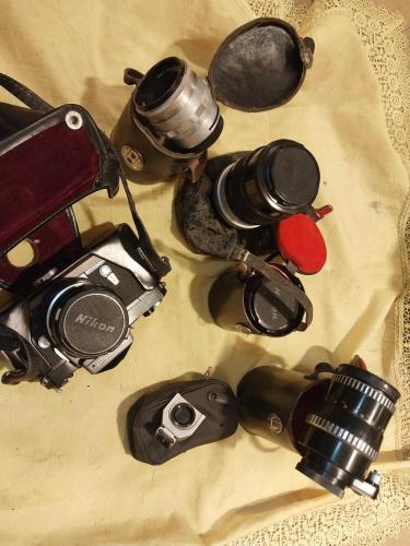 Fotoğraf Makinesi Deri Kılıfında, Yedek Mercekleri İle Beraber.. Japonya'da Nikomat FTN olarak da bilinen, 1960'ların sonlarında üretilmiş klasik bir Nikon Nikkormat FTN 35mm SLR film kamerasıdır.     Tasarım: Genellikle 