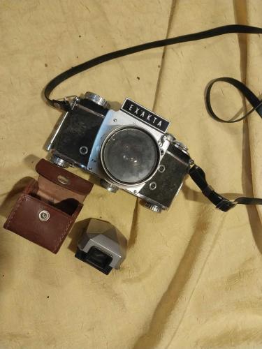 Fotoğraf Makinesi Deri Kılıfında, Yedek Mercekleri İle Beraber.. Japonya'da Nikomat FTN olarak da bilinen, 1960'ların sonlarında üretilmiş klasik bir Nikon Nikkormat FTN 35mm SLR film kamerasıdır.     Tasarım: Genellikle 