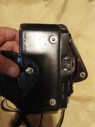Fotoğraf Makinesi Deri Kılıfında, Yedek Mercekleri İle Beraber.. Japonya'da Nikomat FTN olarak da bilinen, 1960'ların sonlarında üretilmiş klasik bir Nikon Nikkormat FTN 35mm SLR film kamerasıdır.     Tasarım: Genellikle 