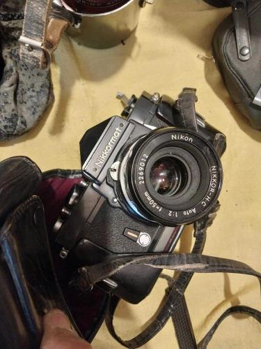 Fotoğraf Makinesi Deri Kılıfında, Yedek Mercekleri İle Beraber.. Japonya'da Nikomat FTN olarak da bilinen, 1960'ların sonlarında üretilmiş klasik bir Nikon Nikkormat FTN 35mm SLR film kamerasıdır.     Tasarım: Genellikle 