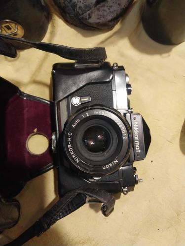 Fotoğraf Makinesi Deri Kılıfında, Yedek Mercekleri İle Beraber.. Japonya'da Nikomat FTN olarak da bilinen, 1960'ların sonlarında üretilmiş klasik bir Nikon Nikkormat FTN 35mm SLR film kamerasıdır.     Tasarım: Genellikle 