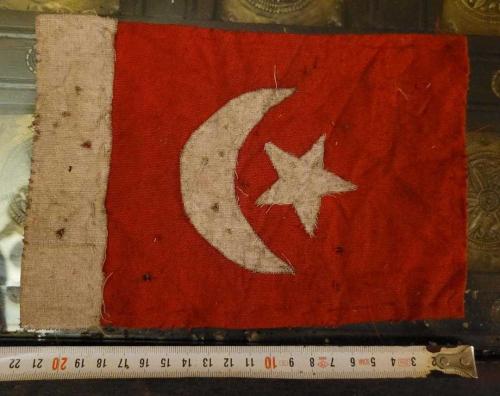 LOT.13 » DAĞILAN KOLEKSİYONDAN EL DİKİMİ ESKİ VE MÜHÜRLÜ GÖĞÜS BAYRAĞIDIR.