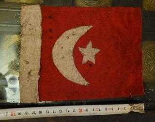 LOT.5 » DAĞILAN KOLEKSİYONDAN EL DİKİMİ GÖĞÜS BAYRAĞI. ESKİDİR. ARKADA MÜHÜR VAR. GAYRI NİZAMİ.