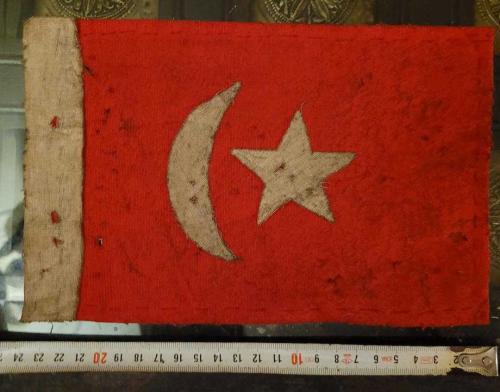 LOT.2 » DAĞILAN KOLEKSİYONDAN EL DİKİMİ GÖĞÜS BAYRAĞI. GAYRI NİZAMİ VE ESKİDİR. ARKADA MÜHÜR VAR.