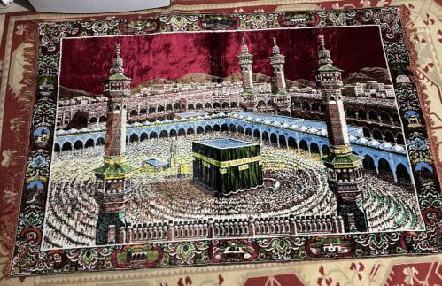 Kabe Motifli Büyük Boy Kadife Duvar Halısı / Kilim Boyut 185 x 122 cm (Geniş ve gösterişli boyutlardadır). Canlı renklerle işlenmiş, detaylı Kabe ve Mescid-i Haram manzaralı. Yumuşak kadife dokulu, kaliteli ve parlak kumaş. Yırtığı söküğü yok.