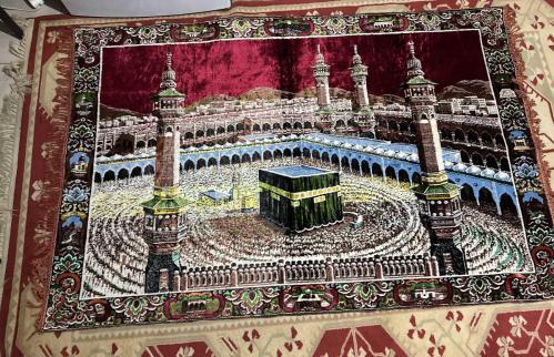 Kabe Motifli Büyük Boy Kadife Duvar Halısı / Kilim Boyut 185 x 122 cm (Geniş ve gösterişli boyutlardadır). Canlı renklerle işlenmiş, detaylı Kabe ve Mescid-i Haram manzaralı. Yumuşak kadife dokulu, kaliteli ve parlak kumaş. Yırtığı söküğü yok.
