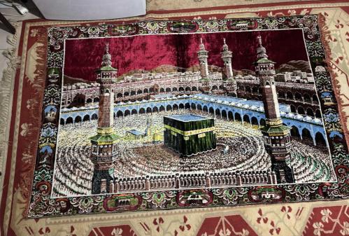 Kabe Motifli Büyük Boy Kadife Duvar Halısı / Kilim Boyut 185 x 122 cm (Geniş ve gösterişli boyutlardadır). Canlı renklerle işlenmiş, detaylı Kabe ve Mescid-i Haram manzaralı. Yumuşak kadife dokulu, kaliteli ve parlak kumaş. Yırtığı söküğü yok.