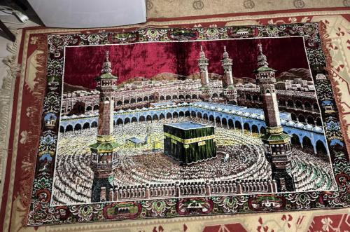 Kabe Motifli Büyük Boy Kadife Duvar Halısı / Kilim Boyut 185 x 122 cm (Geniş ve gösterişli boyutlardadır). Canlı renklerle işlenmiş, detaylı Kabe ve Mescid-i Haram manzaralı. Yumuşak kadife dokulu, kaliteli ve parlak kumaş. Yırtığı söküğü yok.