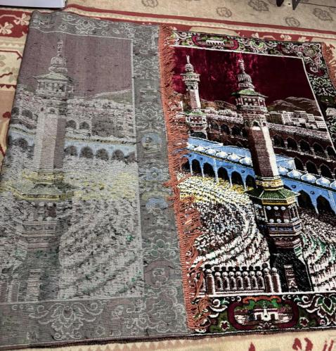 Kabe Motifli Büyük Boy Kadife Duvar Halısı / Kilim Boyut 185 x 122 cm (Geniş ve gösterişli boyutlardadır). Canlı renklerle işlenmiş, detaylı Kabe ve Mescid-i Haram manzaralı. Yumuşak kadife dokulu, kaliteli ve parlak kumaş. Yırtığı söküğü yok.
